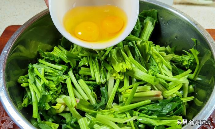 菠菜炖鸡蛋的做法(鲜嫩滑爽，家常菠菜炖鸡蛋心意满满)