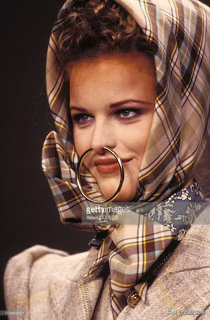 捷克超模伊娃·赫兹高娃美照，被誉为九十年代的玛丽莲·梦露