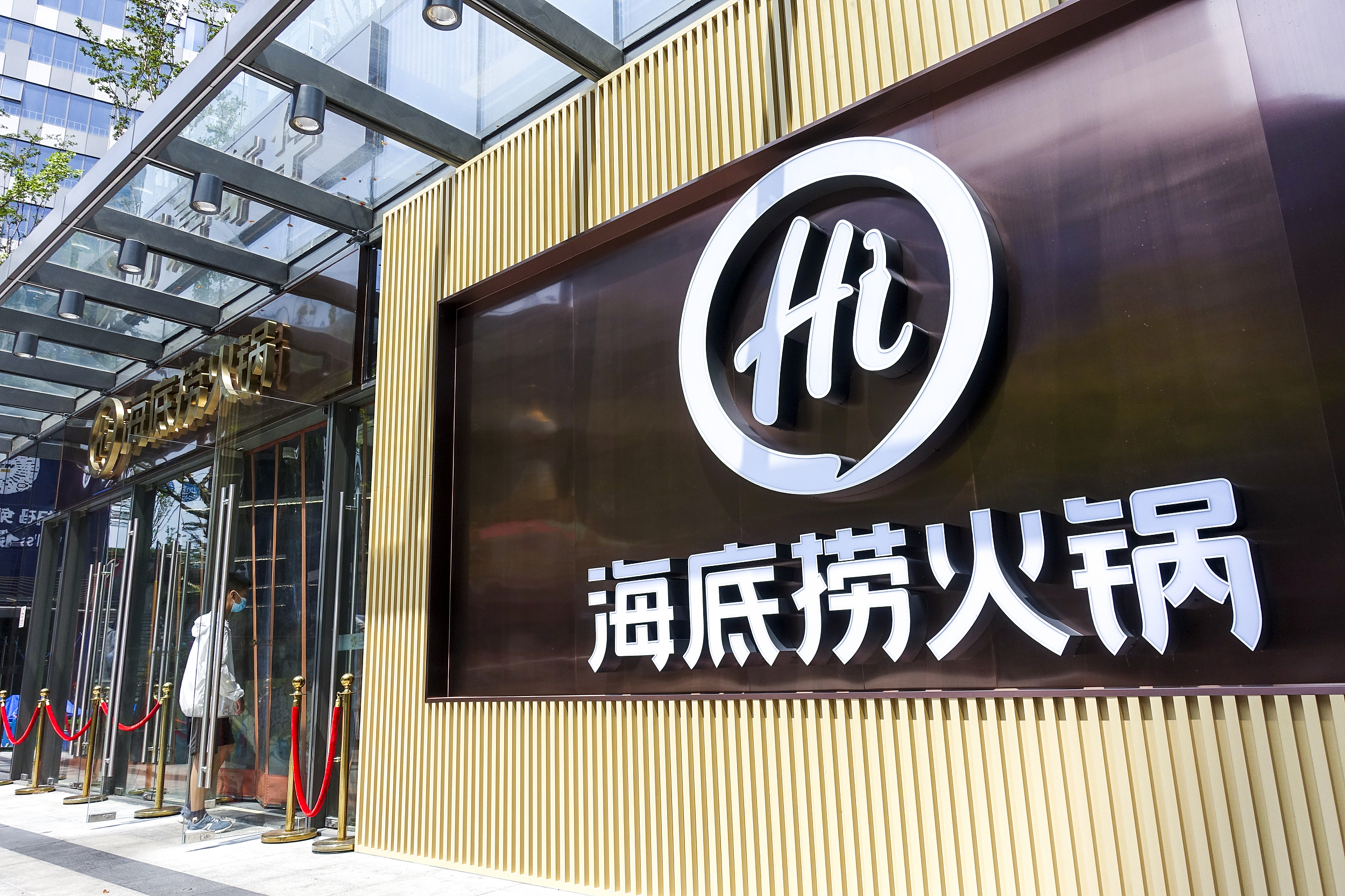 海底捞紧急声明毛肚缩水事件，股价下跌近70%，产品问题屡上热搜