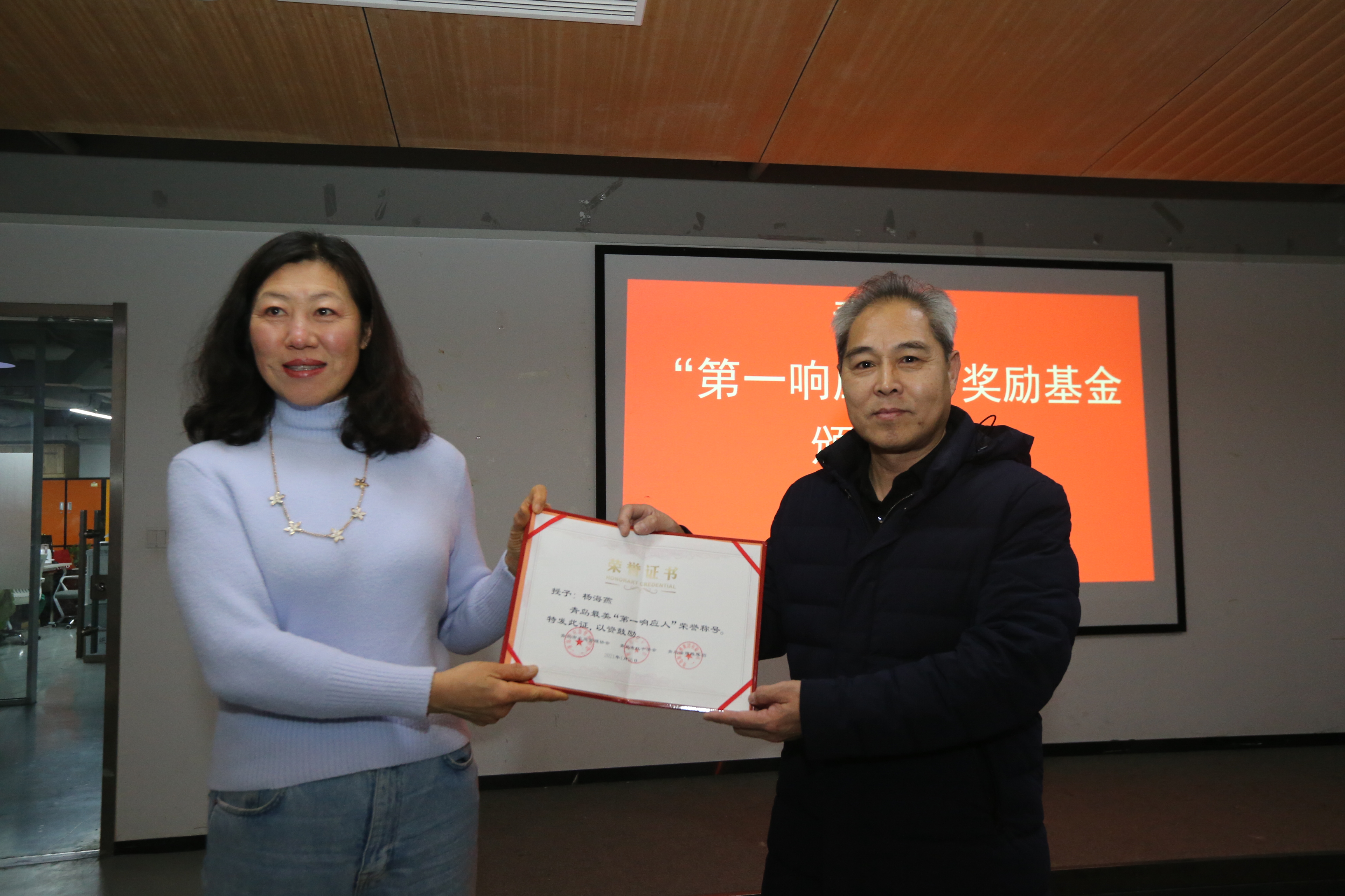 收到奖金 杨老师要为孩子买钢琴 最美“第一响应人”杨海燕获得2000元奖励基金