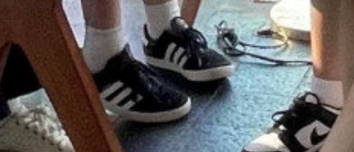 15岁李嫣与闺蜜聚会，穿短裤背心大秀好身材，疑穿辱华品牌引争议