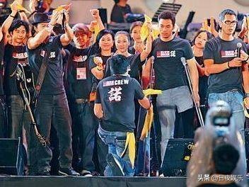 7位当众下跪的明星：有人为了感谢，有人为了献媚，有人为了爱情