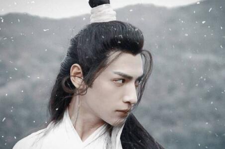 最符合小编想象中的剑眉是这种,眉形从细到宽美维是利落的折线,好似一