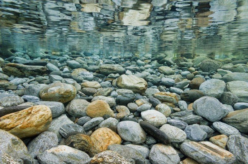 河边石头怎么分辨玉石，河边石头到底是不是玉石？