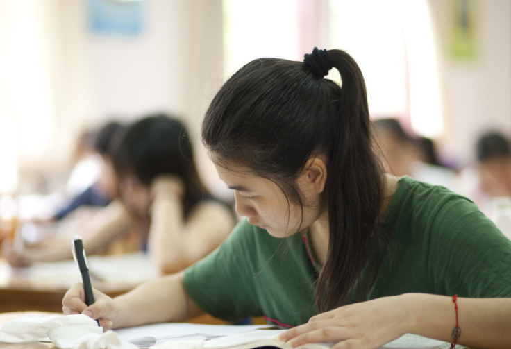 上了大学才知道，有种学生叫做“隐形贫困生”，他们并不是真的穷