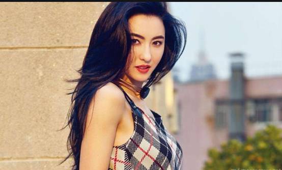 2007年,张柏芝刚说了陈冠希没追过她,转身就被"艳照门"事件