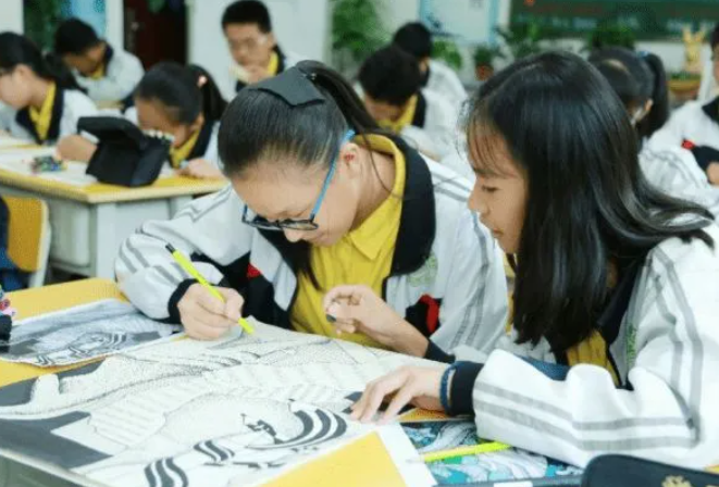 英语将被“踢出”高考？2021英语考试有调整，部分地区直降20分