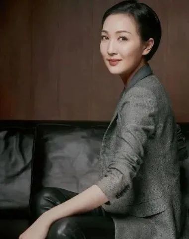 至今未婚的6位“豪门千金”，各有各的苦衷，最大59岁，最小34岁
