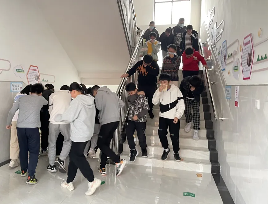 安全常抓不懈 演练警钟长鸣-郑州市郑东新区文苑学校在行动