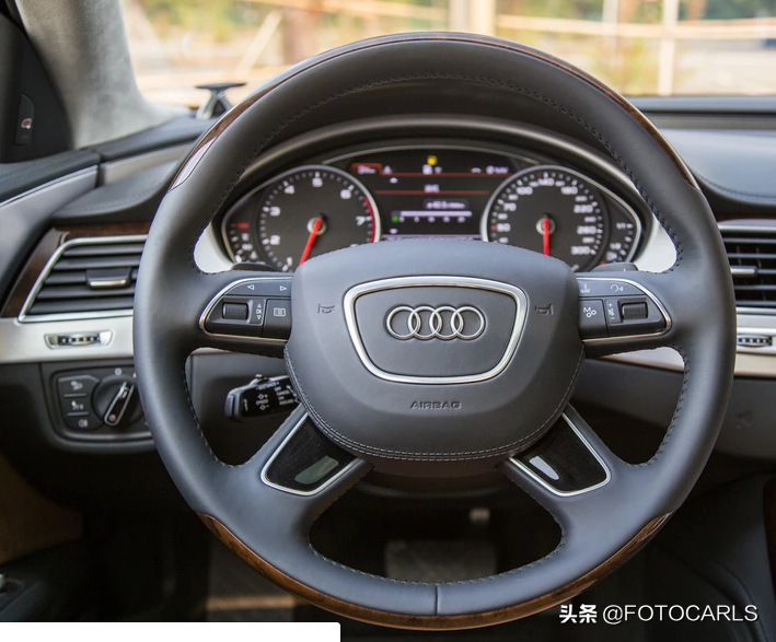 W12版奥迪A8L实拍，最迷人的前脸大灯，比同年奔驰S600L更阔气