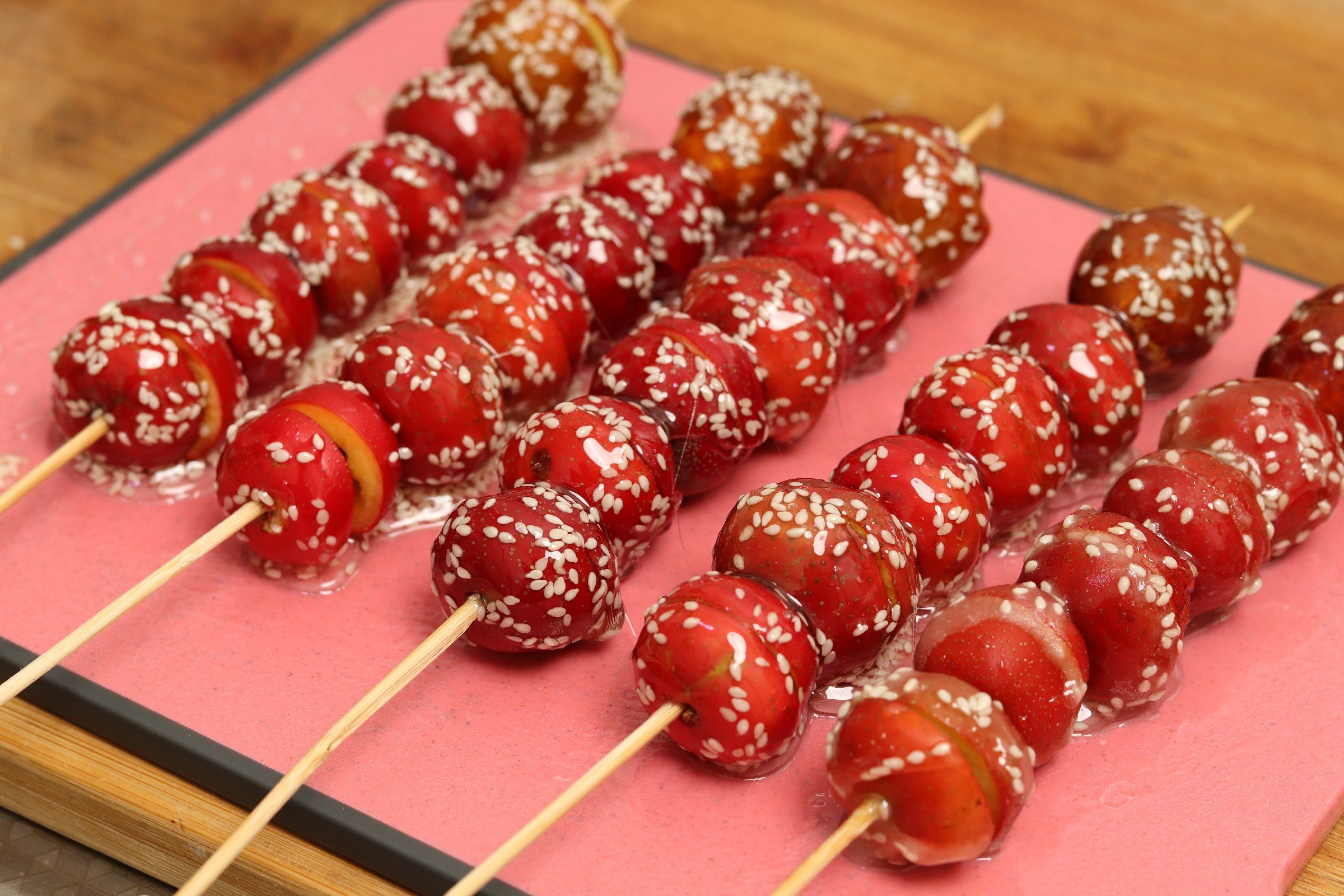 秋天要多吃山楂,教你在家自制冰糖葫芦,嘎嘣脆不粘牙,好吃不贵