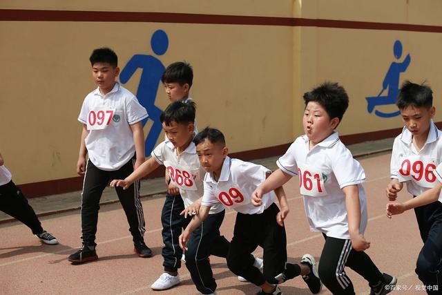 广州一高校惊现“黑丝运动媛”，大学穿衣自由，但公众场合要得体