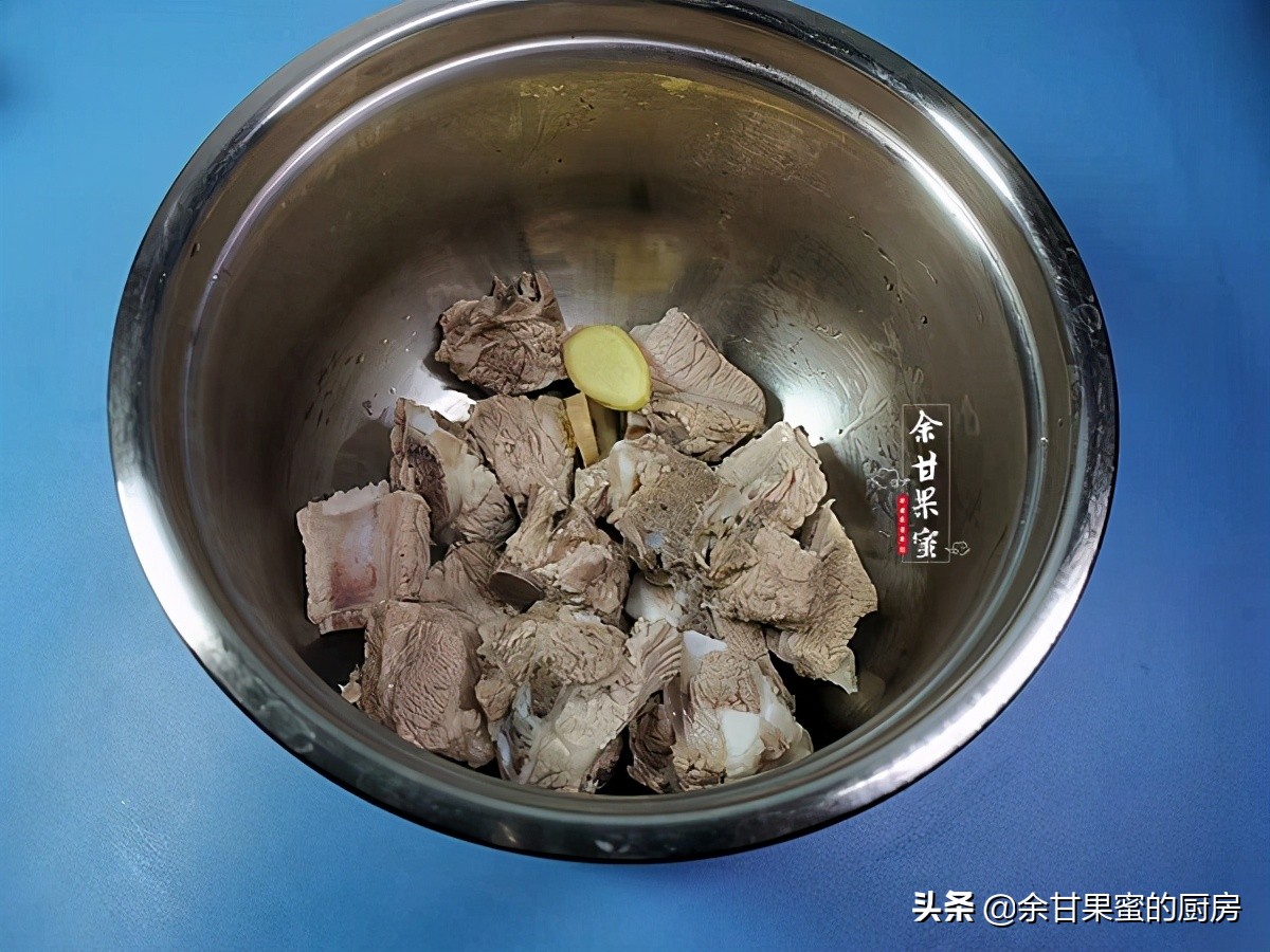 干贝萝卜排骨汤，简单炖一炖上桌，汤清鲜美简单好喝