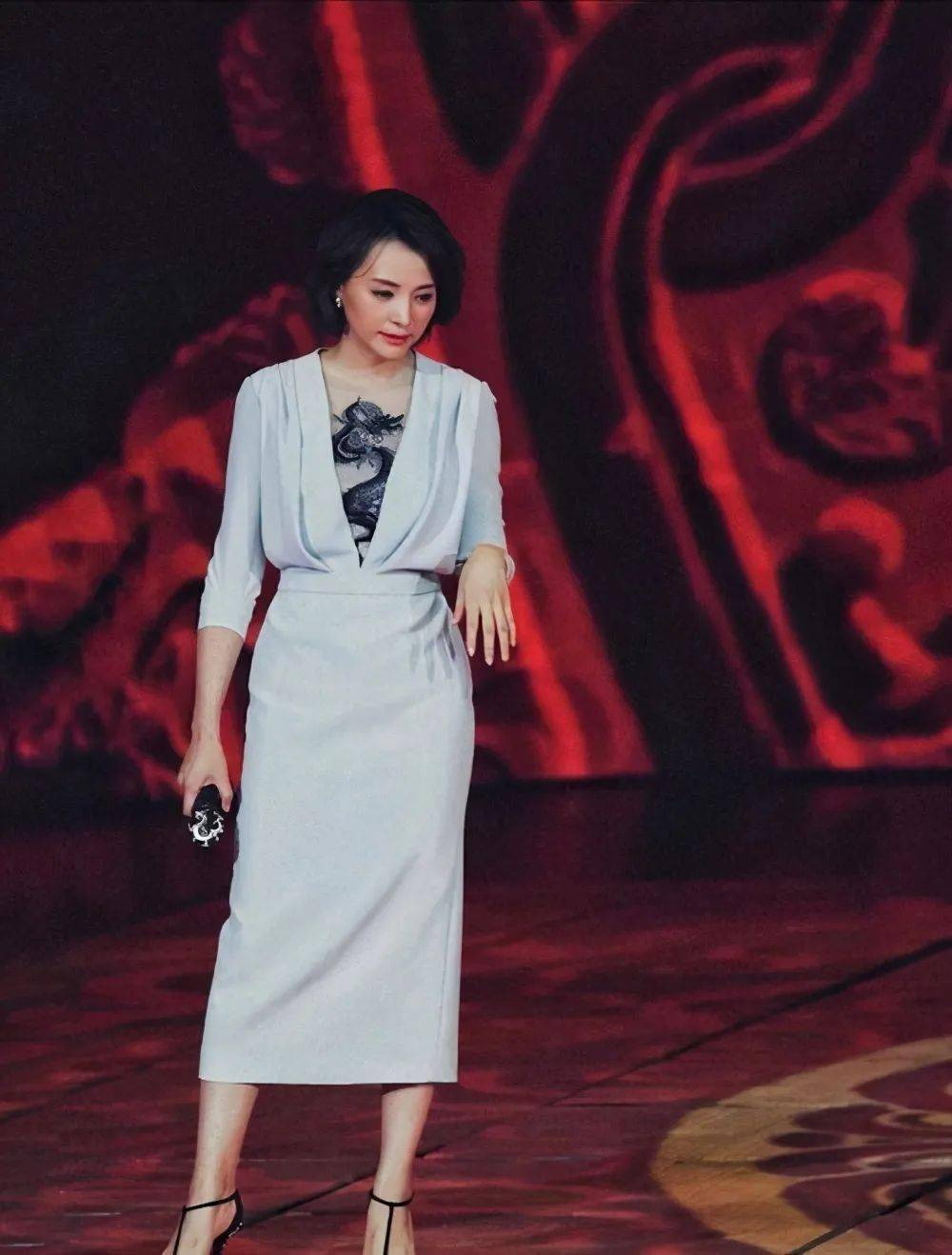 作为主持人,董卿经常会尝试各种裙装,但是她搭配的裙装款式大多数都不