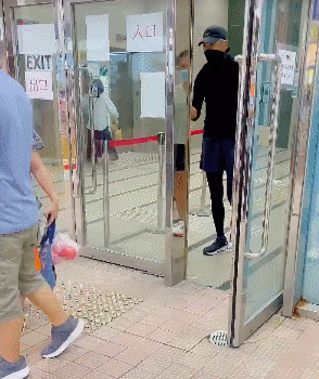 周润发晨跑被偶遇，身材超瘦两鬓斑白戴帽子遮，摘口罩与粉丝合照