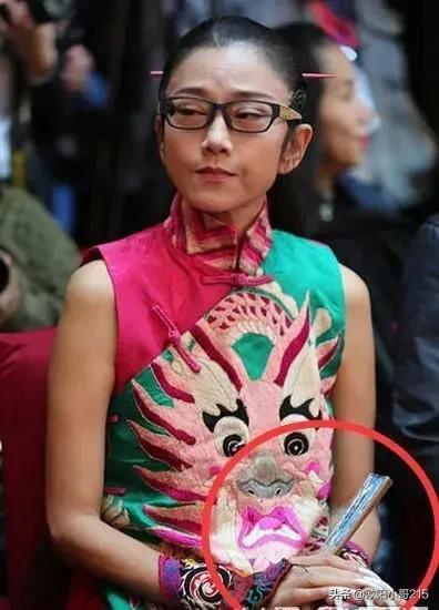 孔雀公主楊麗萍64歲無兒無女，皮包骨梅超風造型為哪般
