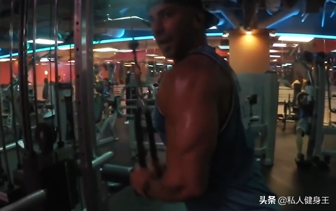 超励志国外网红小哥，从大肚腩练成肌肉男，健身真的就像整容一样