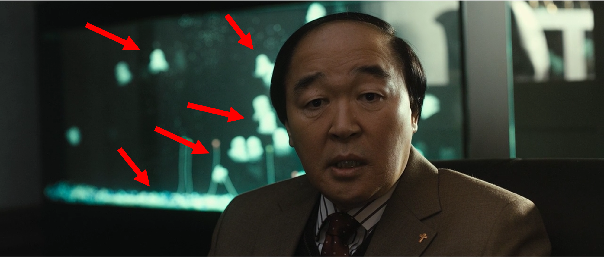 这是校长施暴时环境的颜色:几乎和鱼缸里的颜色一样,甚至形成了一个