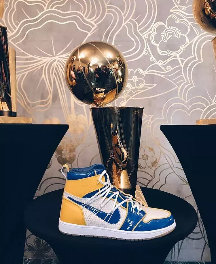 NBA球员今日上脚：欧文6代被曝光，勇士专属总冠军AJ1很亮眼！