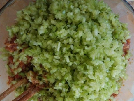 立冬后，饺子就吃芹菜馅的，比白菜韭菜的鲜，我家一周吃3次
