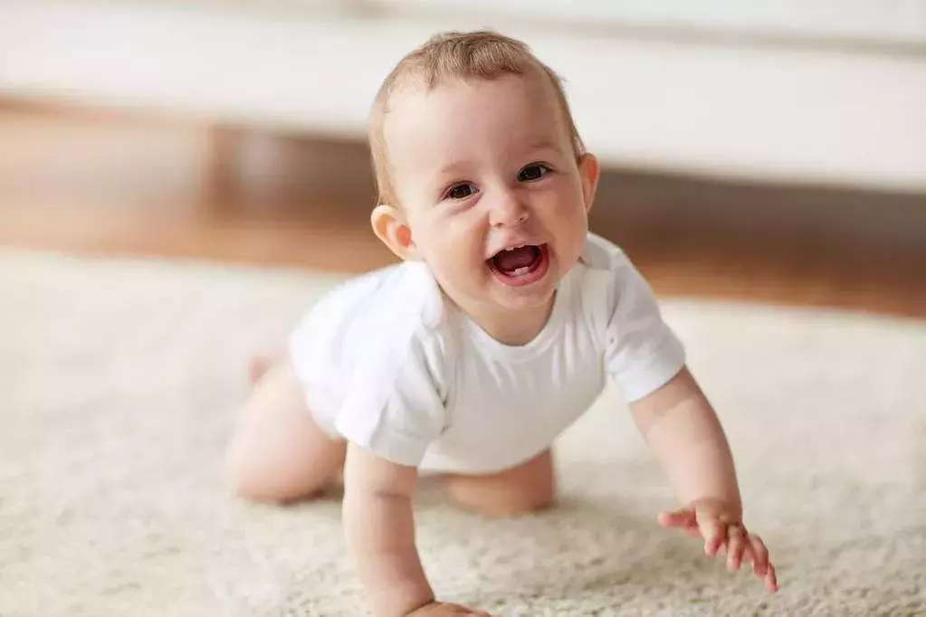 婴儿抻身体是怎么回事（宝宝的大运动动作发育慢）-幼儿百科-魔术铺