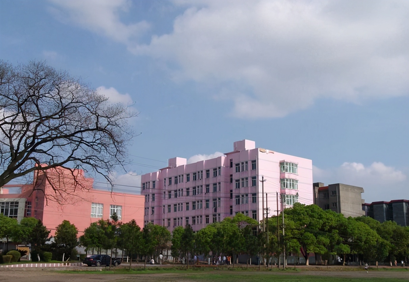 江西学费很高的两所大学，录取分数不高，家庭困难学生谨慎报考