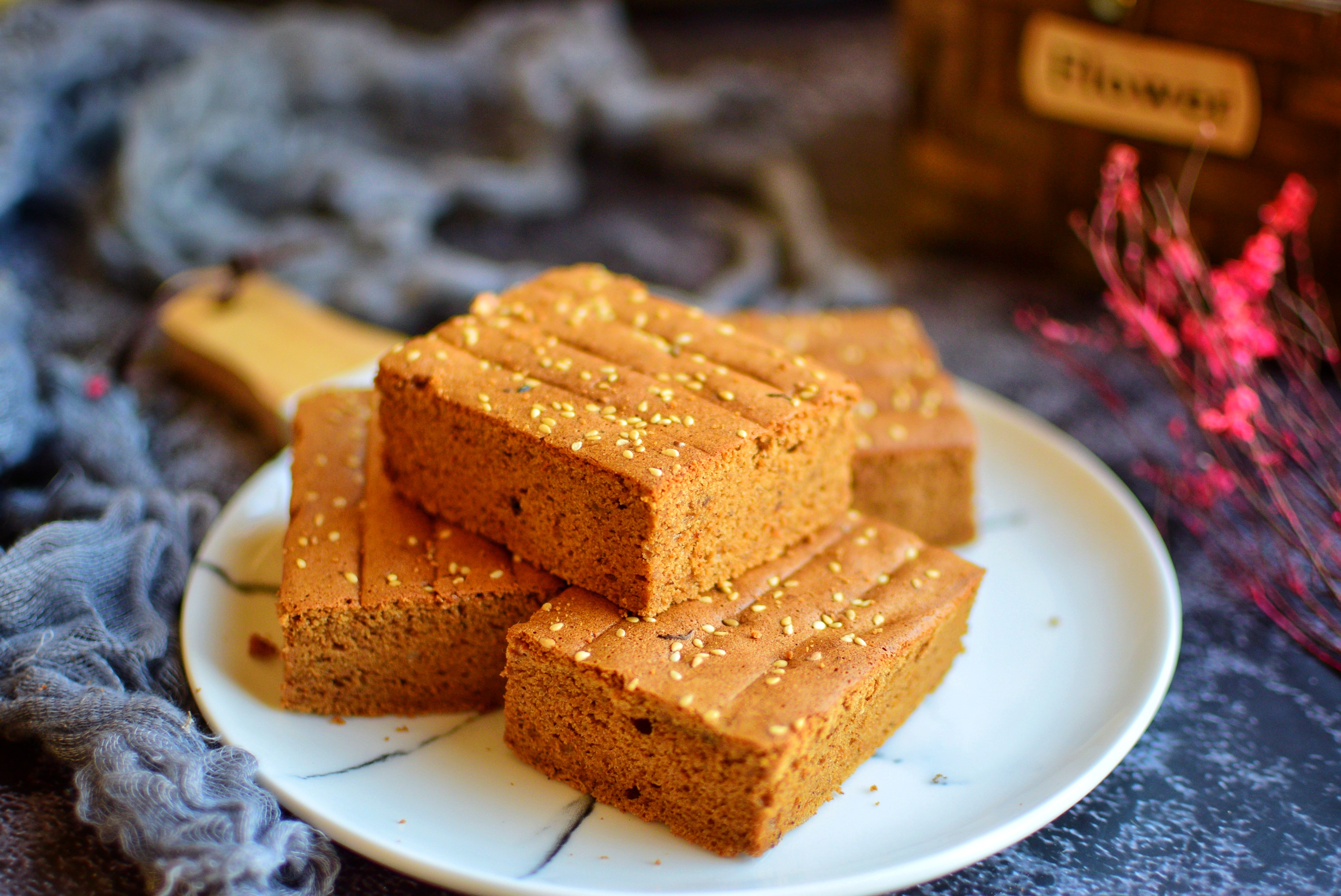 今天分享的是一款超级健康营养的甜品蛋糕,红糖枣糕,外面卖的红糖枣糕