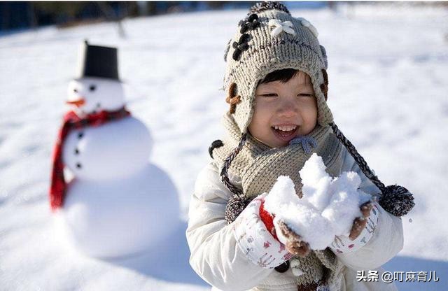 冬天给孩子穿衣服，并不是越多越好，这三个部位暖和是关键