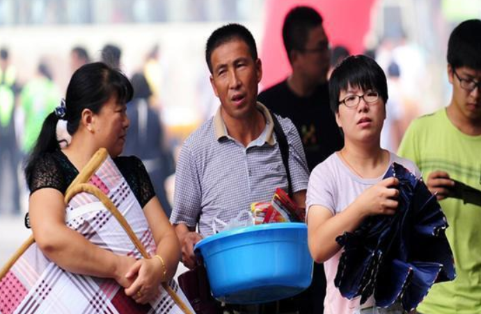 国内大学生每月“生活费”情况，1200元学生不敢出去，差别有点大