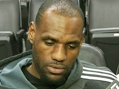 样,最为人熟知的应该就是湖人球星詹姆斯和他的发际线长达10年的抗争