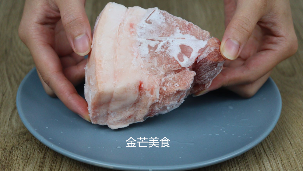 冷冻肉别直接用水泡了，教你一个小方法，快速解冻又新鲜，真实用
