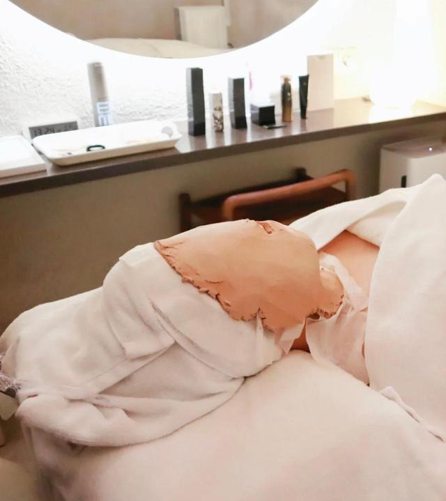 女生一定要知道的“护肤常识”！水乳3个月内用完，面膜要躺着敷