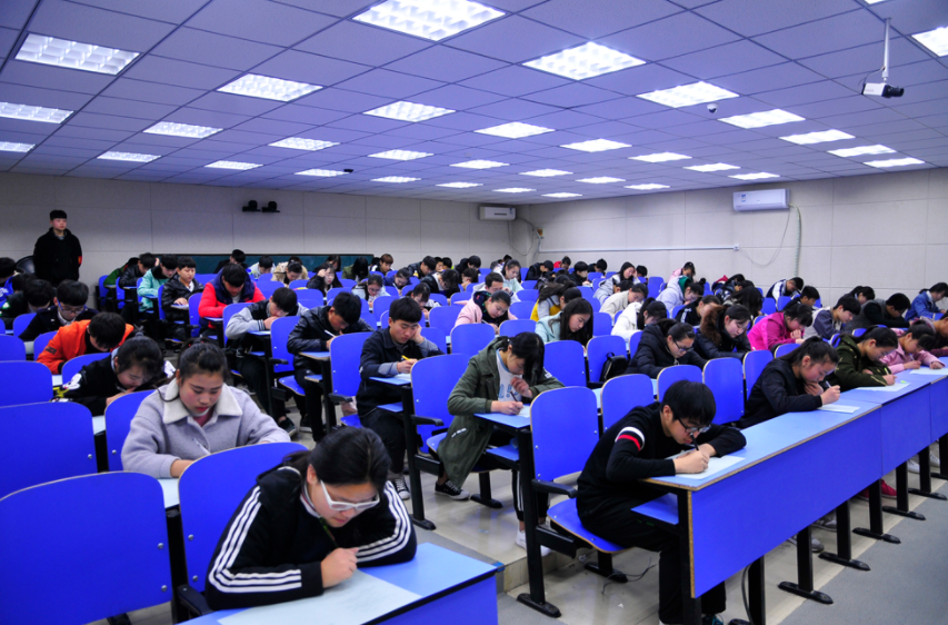 职业学院被央视曝光，要拿毕业证先交580元，实习期也收伙食费