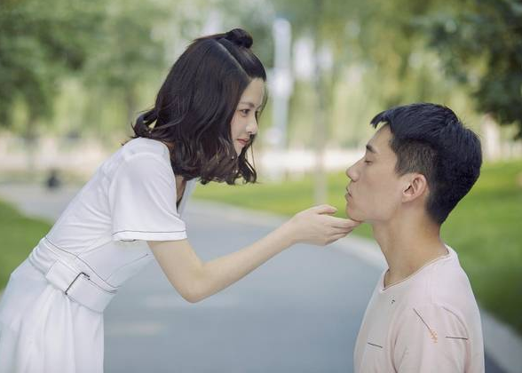 女大学生“怀孕”现象频发，大三学姐说出缘由，学生别不当回事