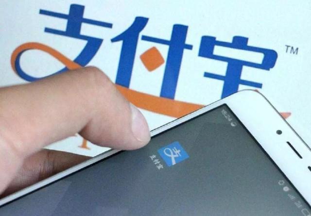 如果现在把10万存进余额宝，一年后能拿到多少利息？