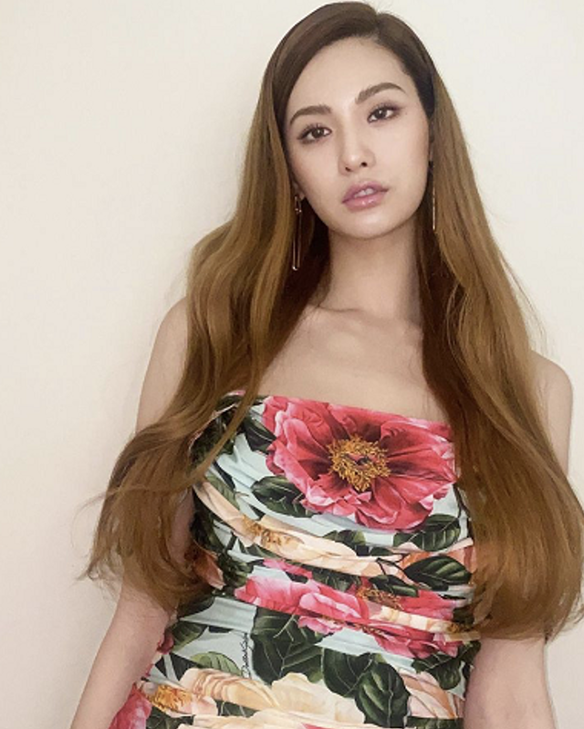 世界第一美女秀傲人长腿,露背部大片白嫩肌肤,五官精致眼神魅惑