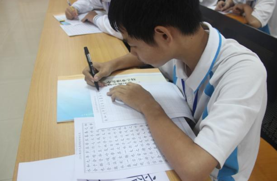 小学生作文《孤独》火了，仅三行却获老师称赞：颇有朱自清的味道