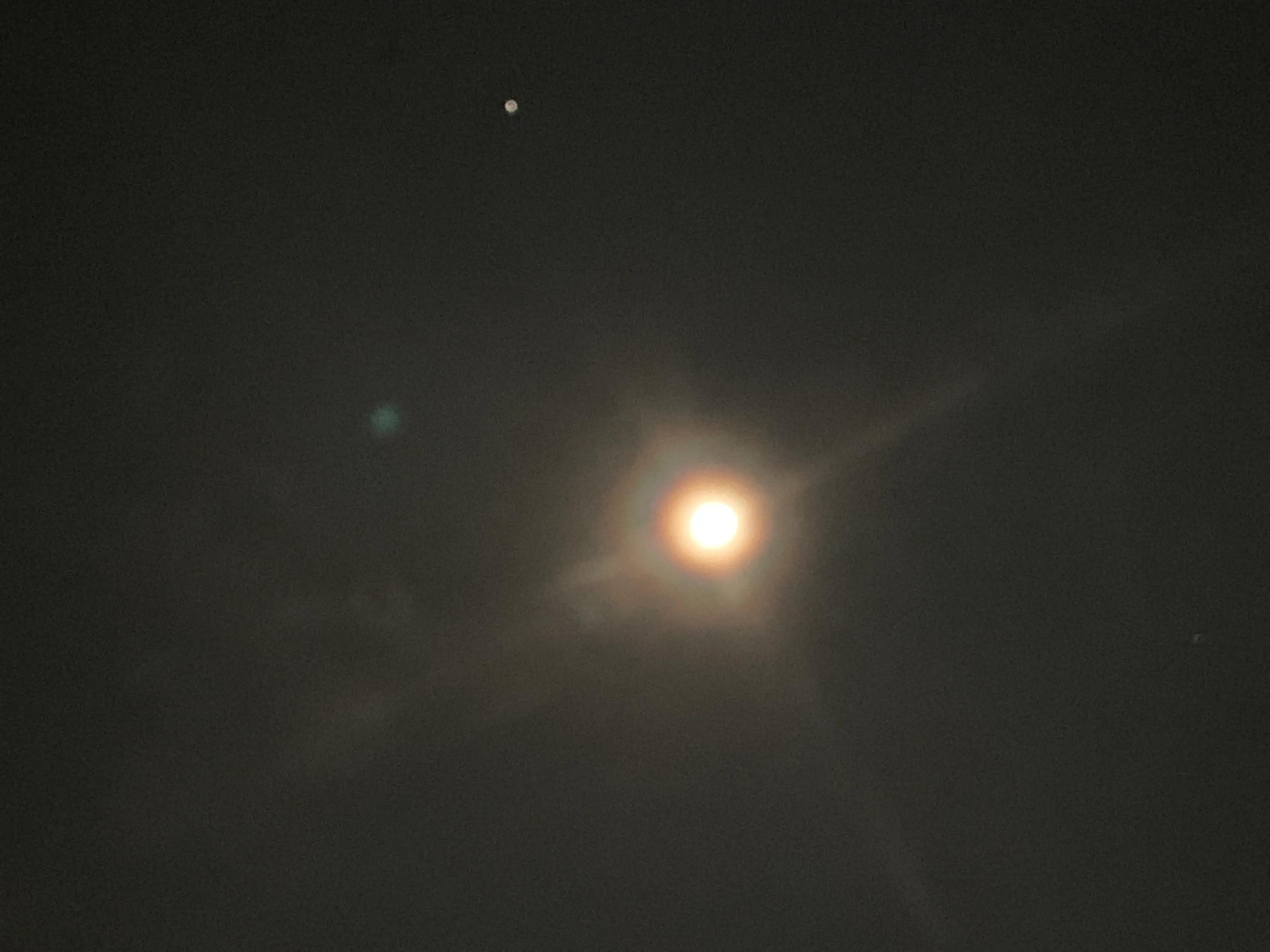 8月22日凌晨拍摄的，第一次看到月亮被彩虹覆盖。不知道是什么象征