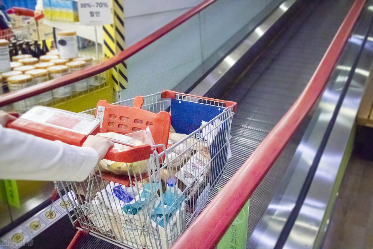 逛超市时,这种没有台阶的手扶电梯,英语怎么说?