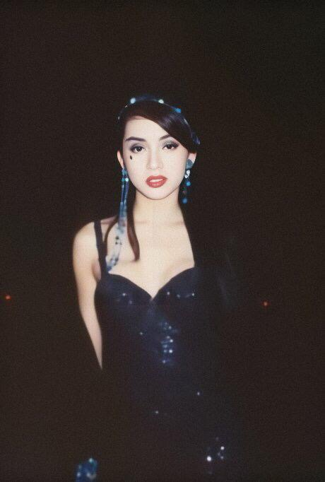 梅艳芳罕见照：从4岁到40岁，34张照片看尽“女人花”短暂的一生