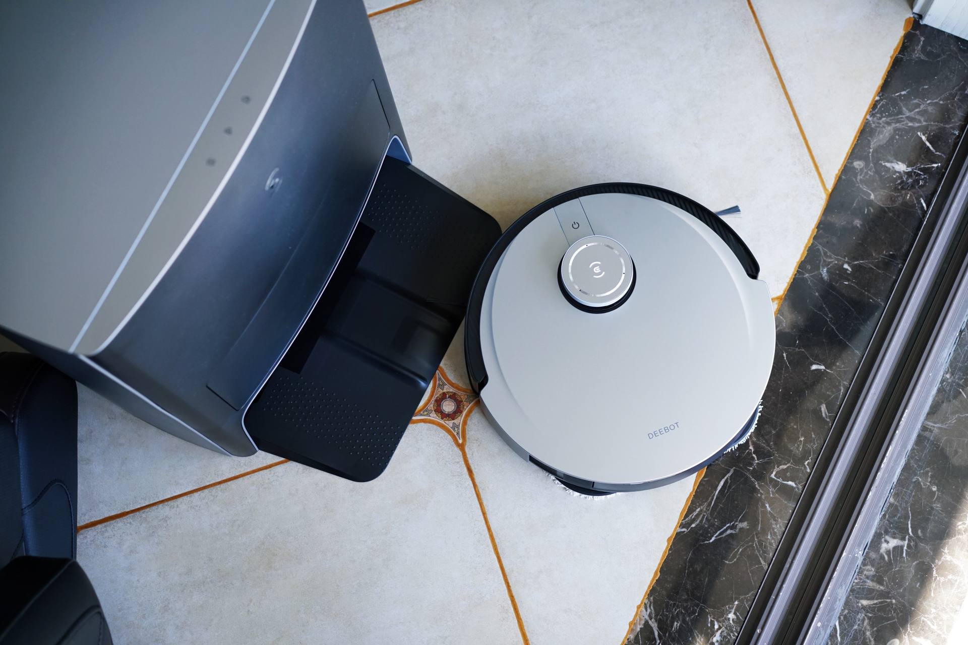 年度旗舰：科沃斯新品DEEBOT X1 OMNI扫拖机器人开箱评测