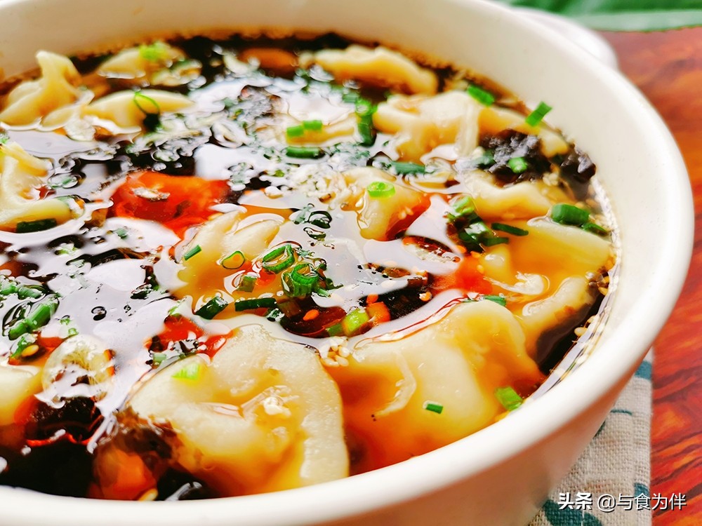 做酸汤水饺，熬“甜醋”是关键，酸爽够味真过瘾，天冷吃着直冒汗