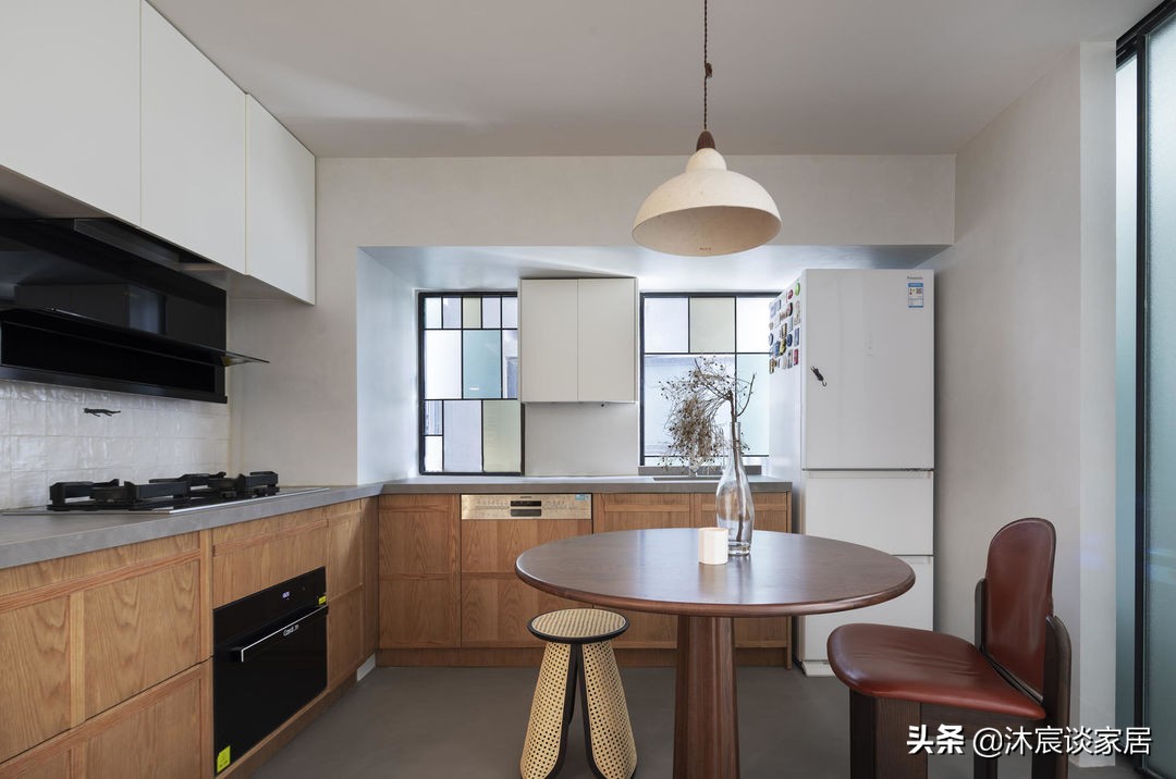 她买下46㎡小屋，装成侘寂风，家徒四壁的那种，想不到住着很舒适