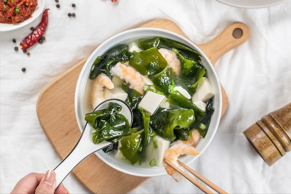 广东人做汤有一手，连豆腐汤都好喝，汤汁浓白，不放鸡精也很鲜