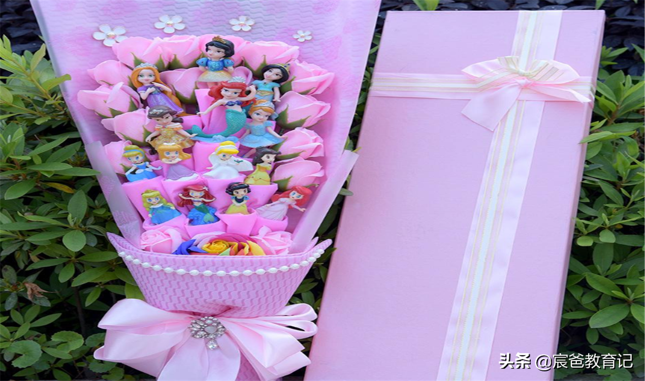 清华“女生节”横幅引热议，逐渐火爆的女生节，真的是女生福利吗