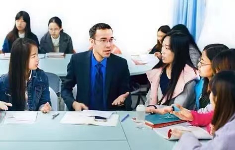 文学类就业前景好的专业排名，汉语言文学仅排第二，英语备受欢迎