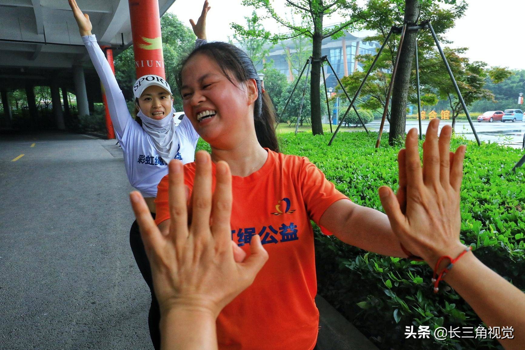 为爱奔跑！雨中，那一道七彩的虹……