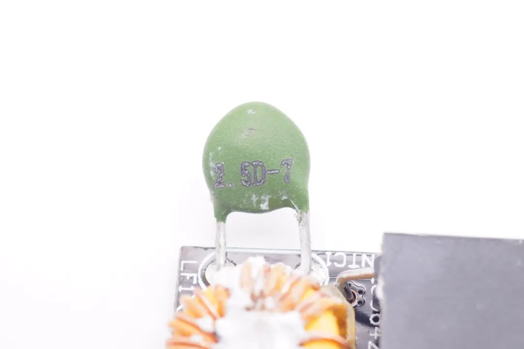 全新设计，突破体积极限，拆解国产控制器65W氮化镓快充