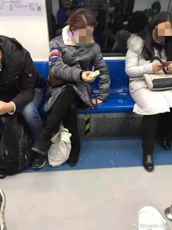 地铁鸡爪女,地铁鸡爪女事件评价