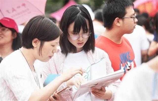 考生考上清华却被取消资格，网友得知后，不但不同情还拍手叫好